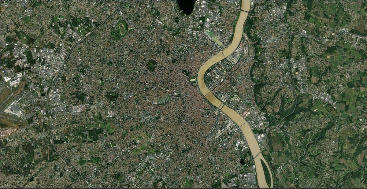 Satellite imagery of Bordeaux loaded in QGIS