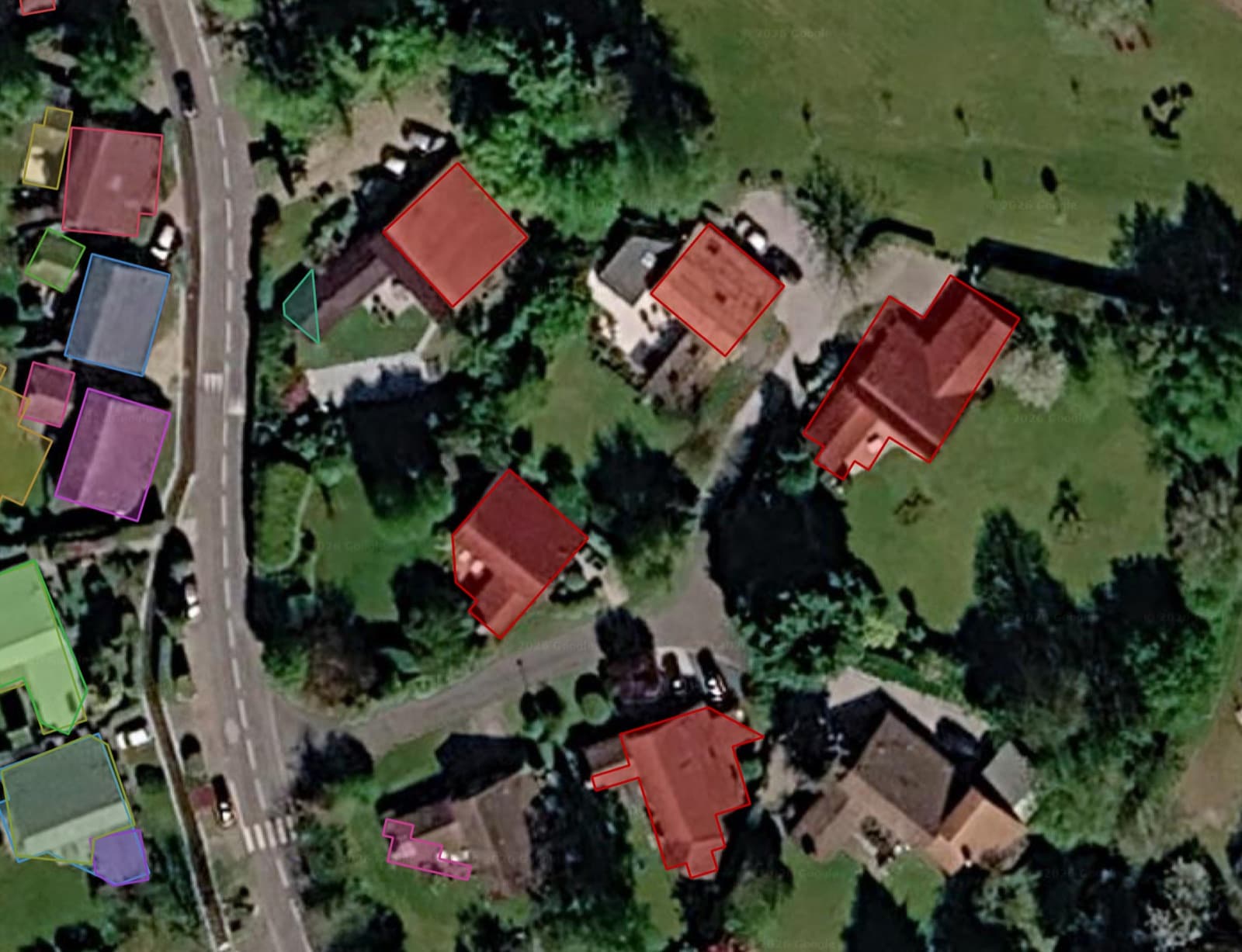 Jalan suburban dilihat dari atas pada basemap Google Satellite di QGIS, dengan atap rumah diberi garis tepi merah dan diisi secara semi-transparan, setiap atap menjadi poligon yang dapat diedit, serta poligon dari proses sebelumnya berwarna biru, ungu, hijau, dan oranye di sepanjang tepi kiri. Diambil pada 23 Agustus 2026.