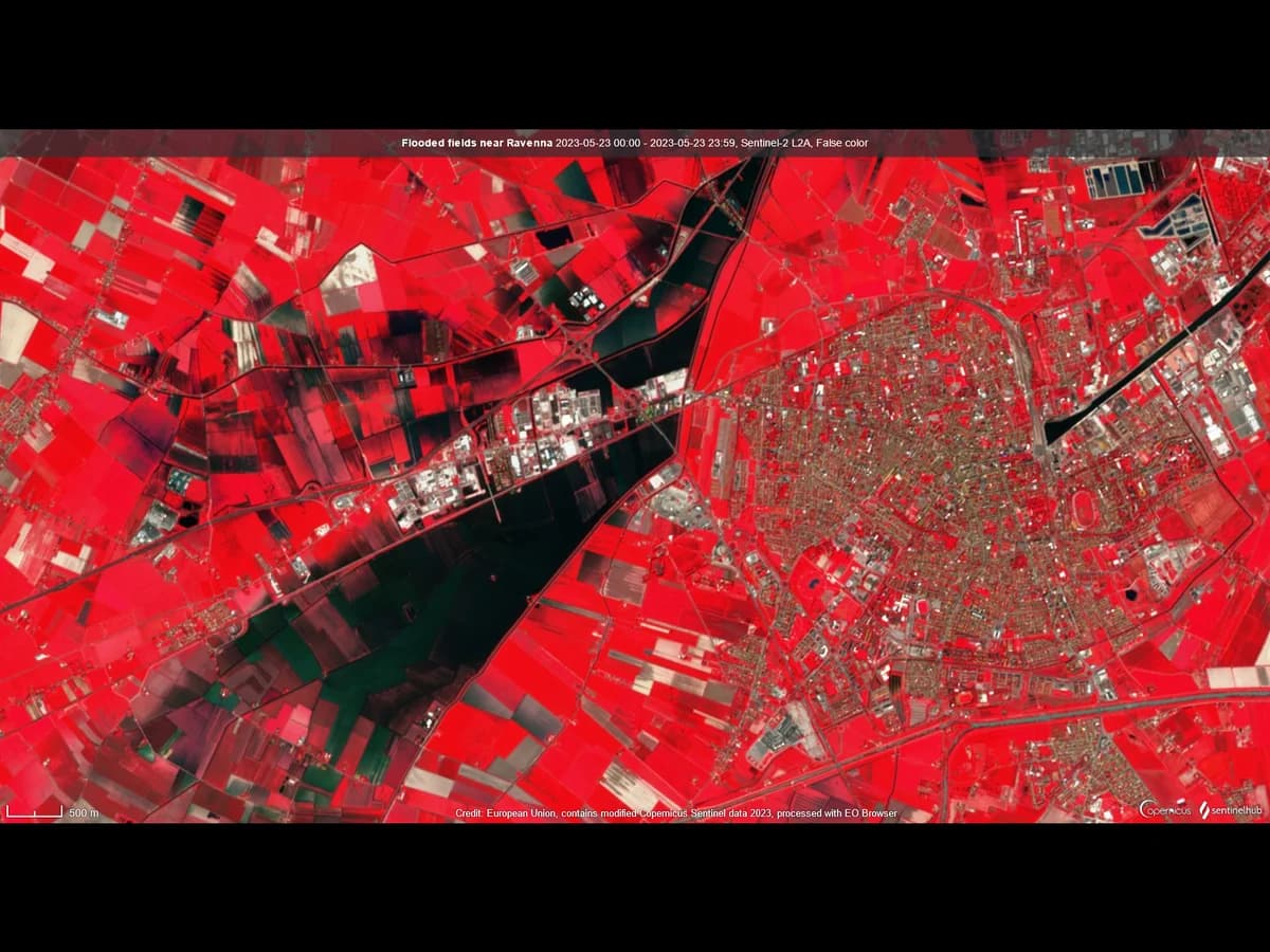Une image en fausses couleurs Sentinel-2 des inondations de Ravenne de mai 2023, avec la végétation en rouge et l'eau des inondations en bleu foncé.