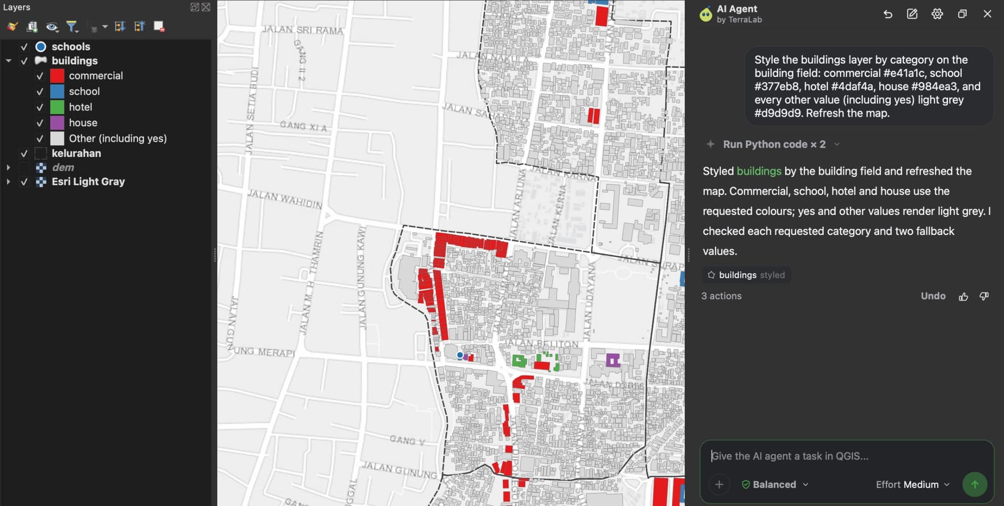 QGIS con il pannello AI Agent a destra. La richiesta chiede di applicare uno stile al layer degli edifici in base al campo building: commercial rosso, school blu, hotel verde, house viola e ogni altro valore grigio chiaro. L'agente dice di aver applicato lo stile e di aver controllato ogni categoria. La mappa di Denpasar mostra edifici commerciali rossi, un hotel verde e una casa viola tra edifici grigi, e il pannello Layer elenca le cinque categorie.