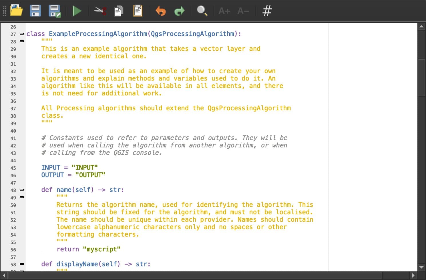 L'editor di script di Processing in QGIS con l'inizio del modello: una classe chiamata ExampleProcessingAlgorithm con commenti che spiegano che prende un layer vettoriale e ne crea uno identico, le costanti INPUT e OUTPUT e un metodo name che restituisce myscript.