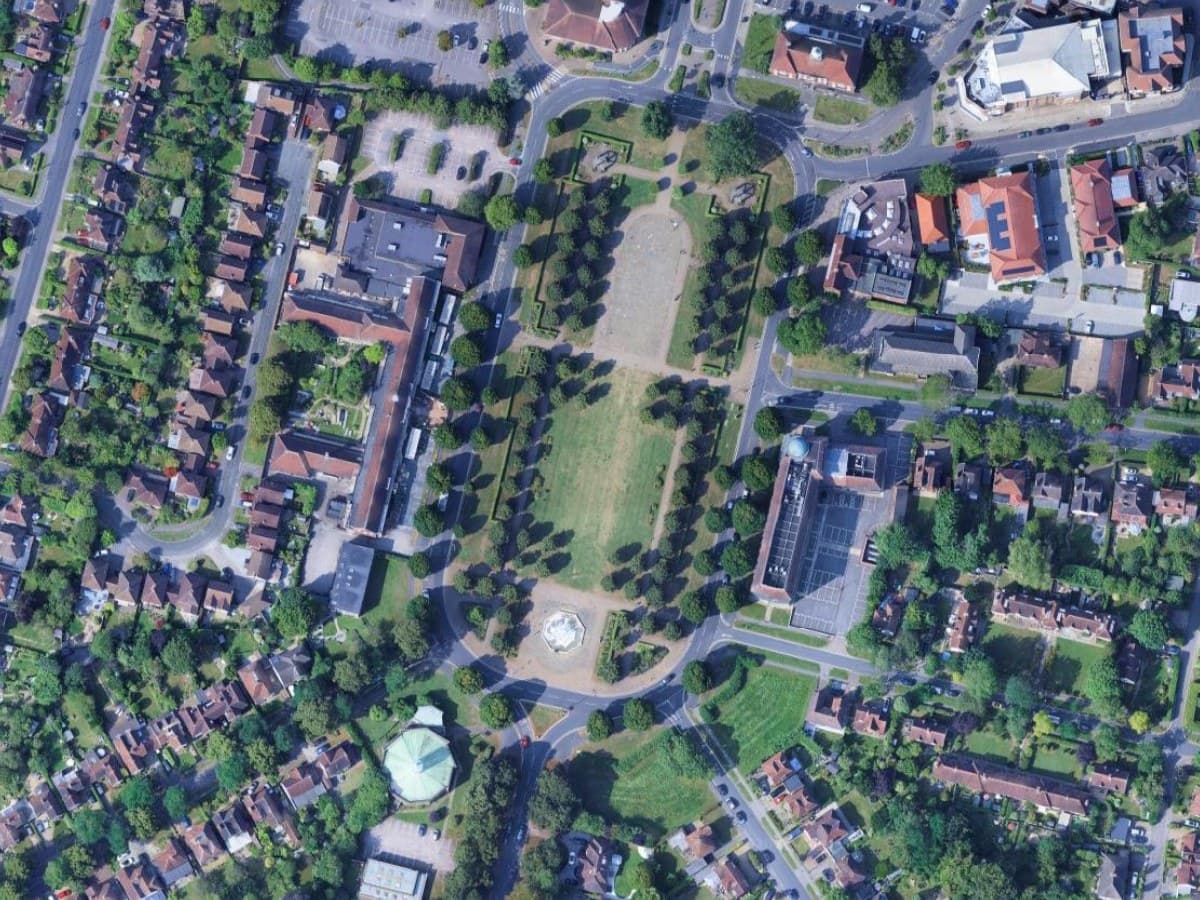 Vue Google Satellite de Broadway Gardens, Letchworth, dans le canevas QGIS
