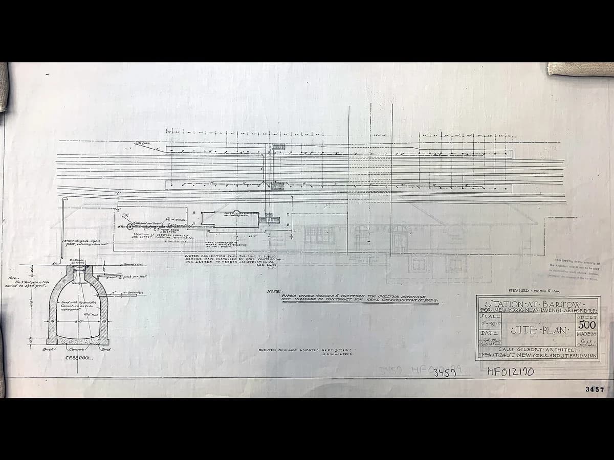 建物、線路、敷地境界線を縮尺どおりに描いた、バートウ駅の建築家による敷地計画図。