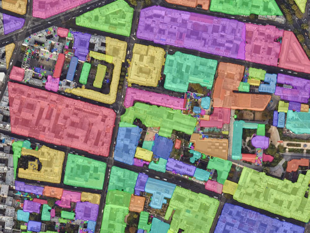 Îlots parisiens denses, chaque îlot détecté rempli de sa propre couleur