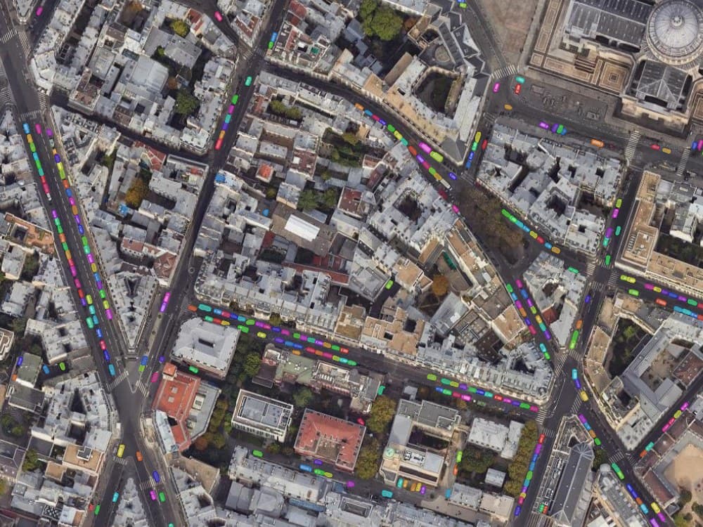 Voitures garées le long des rues, chaque voiture contourée de sa propre couleur