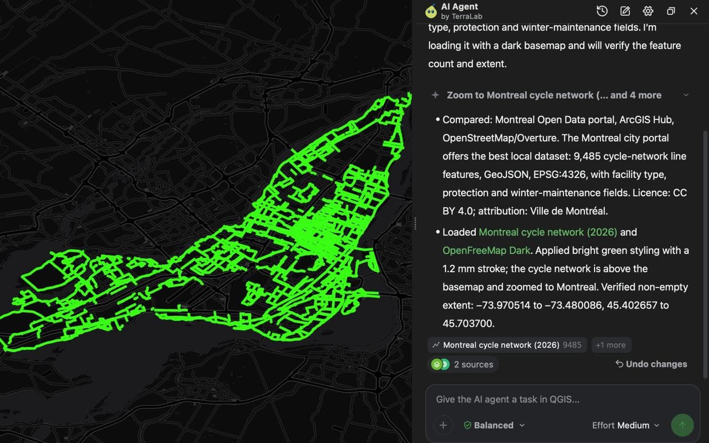 QGIS con la red ciclista de Montreal en verde brillante sobre un mapa base oscuro y la respuesta de AI Agent que nombra la fuente y su licencia