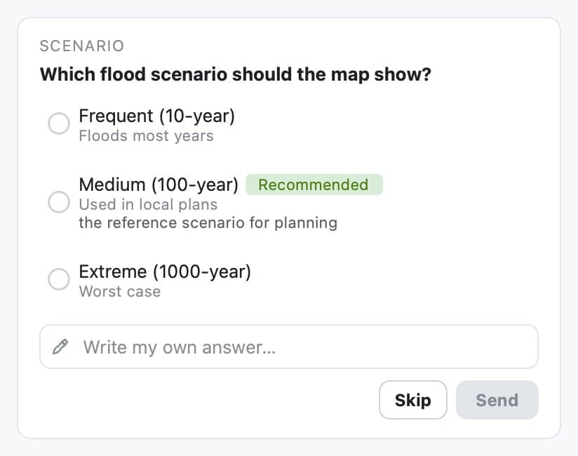 Una tarjeta de pregunta de AI Agent que pregunta qué escenario de inundación debe mostrar el mapa, con el escenario de 100 años marcado como Recommended