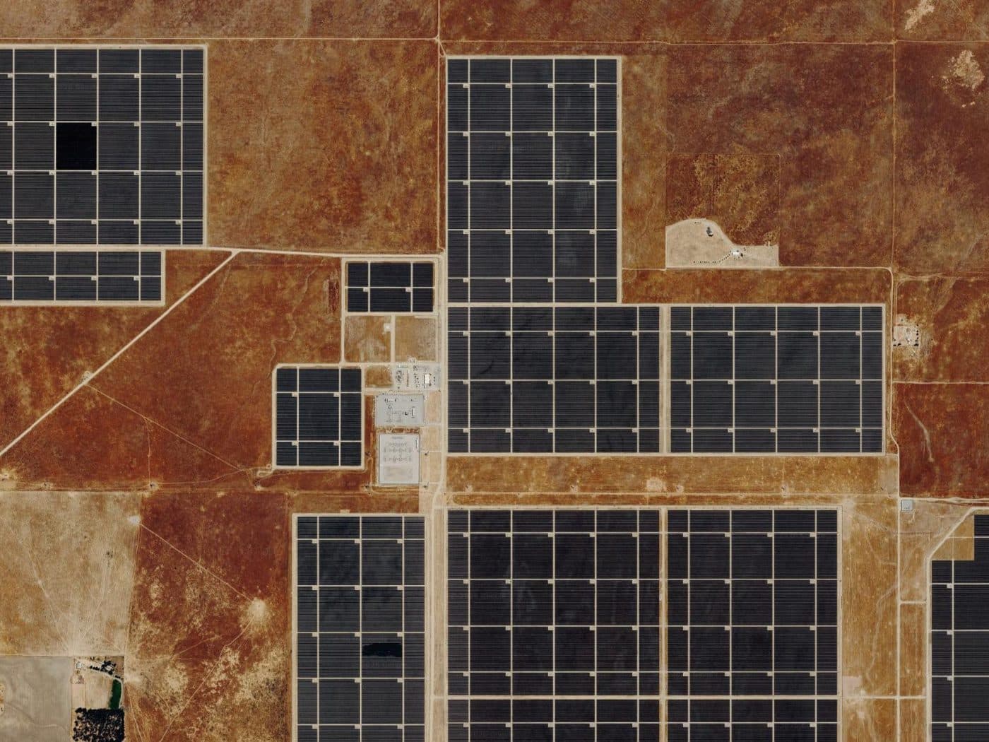 Imagen aérea de un tejado industrial cubierto de paneles solares, antes de la detección