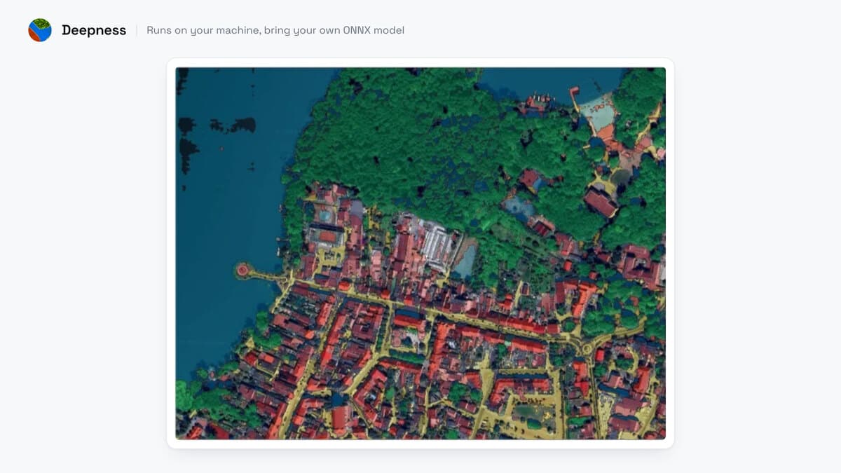 Resultado de cobertura del suelo sobre una localidad costera producido por Deepness, con edificios en rojo, vegetación en verde y agua en azul