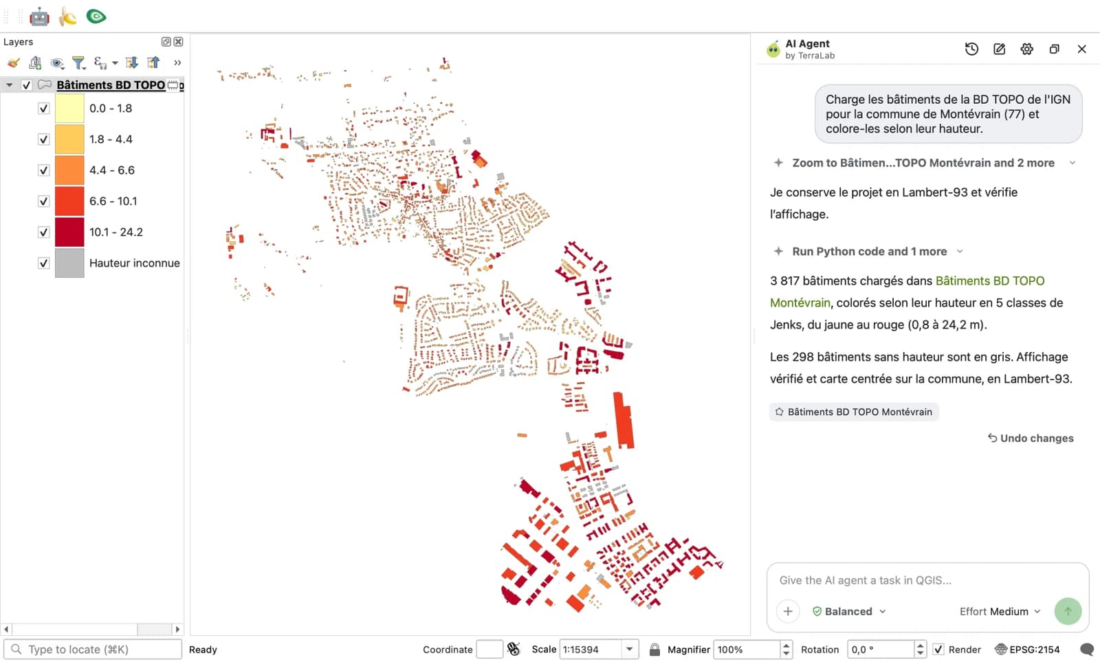 QGIS avec les bâtiments de Montévrain colorés selon leur hauteur du jaune pâle au rouge foncé en cinq classes, en gris quand la hauteur est inconnue, et le panneau AI Agent à droite avec la demande et la réponse : 3 817 bâtiments chargés, colorés en 5 classes de Jenks de 0,8 à 24,2 m, 298 sans hauteur en gris.