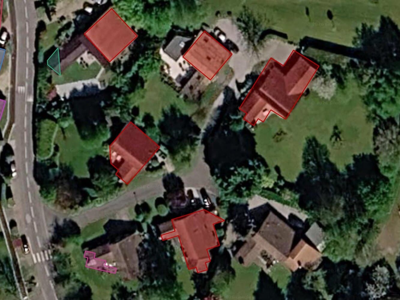 Satellitenansicht eines Weilers, in der sechs Hausdächer jeweils rot als eigenes Polygon umrandet sind, über einer Google-Satellite-Basiskarte