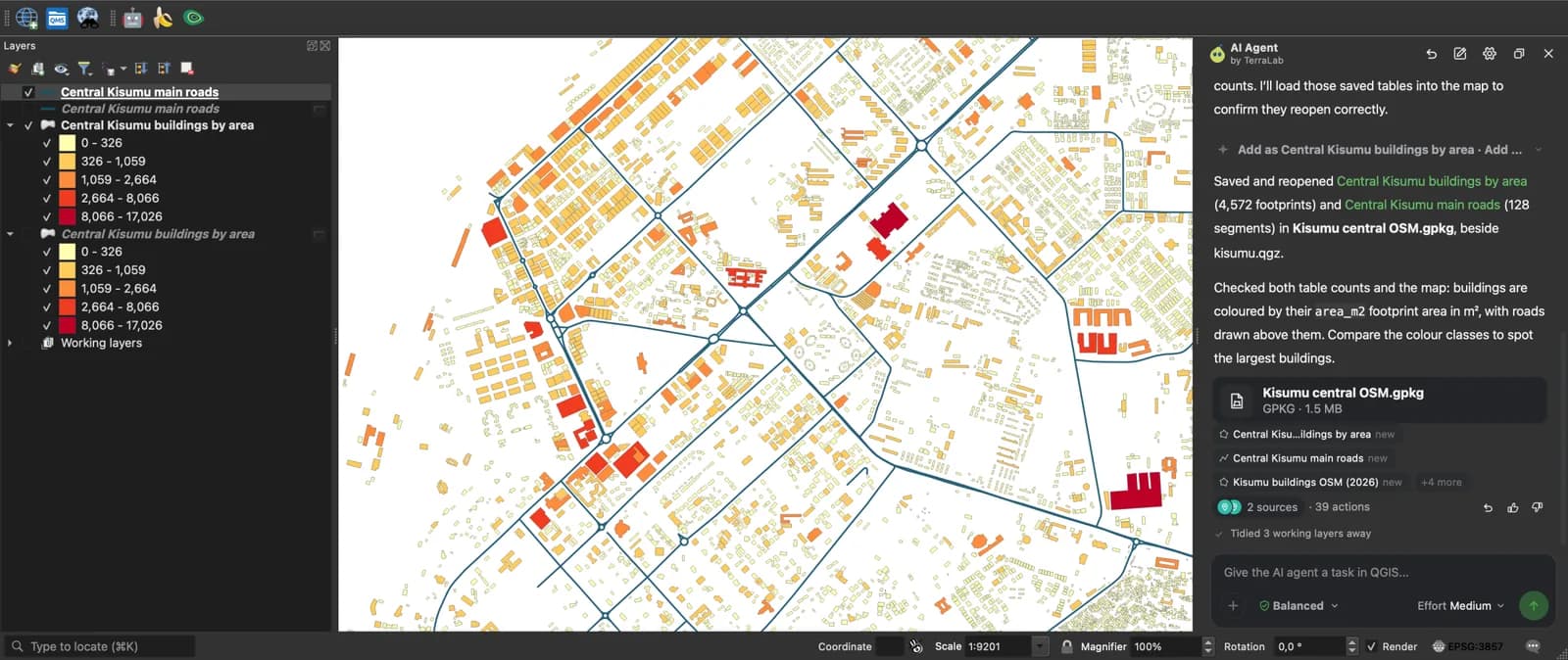 QGIS con gli edifici di Kisumu centrale colorati dal giallo al rosso scuro per area dell'impronta e le strade principali in blu, il pannello Layers che mostra cinque classi di area, e il pannello AI Agent che elenca il GeoPackage salvato da 1,5 MB.