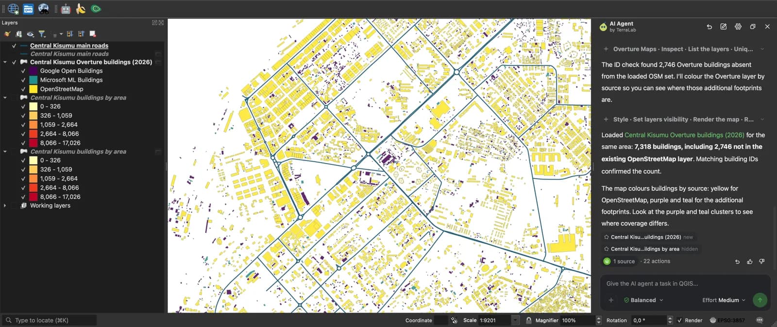 QGIS con gli edifici Overture di Kisumu centrale colorati per fonte, giallo per OpenStreetMap, viola per Google Open Buildings e verde acqua per Microsoft ML Buildings, e la risposta di AI Agent che conta 2.746 edifici non presenti in OpenStreetMap.