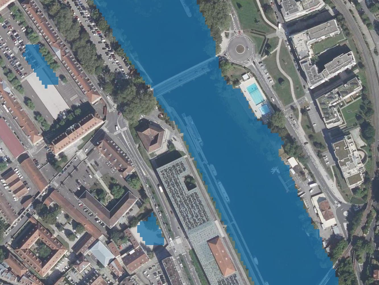The same aerial view with a translucent blue layer covering the river, the quays and the riverside park at a water level of 244 m.