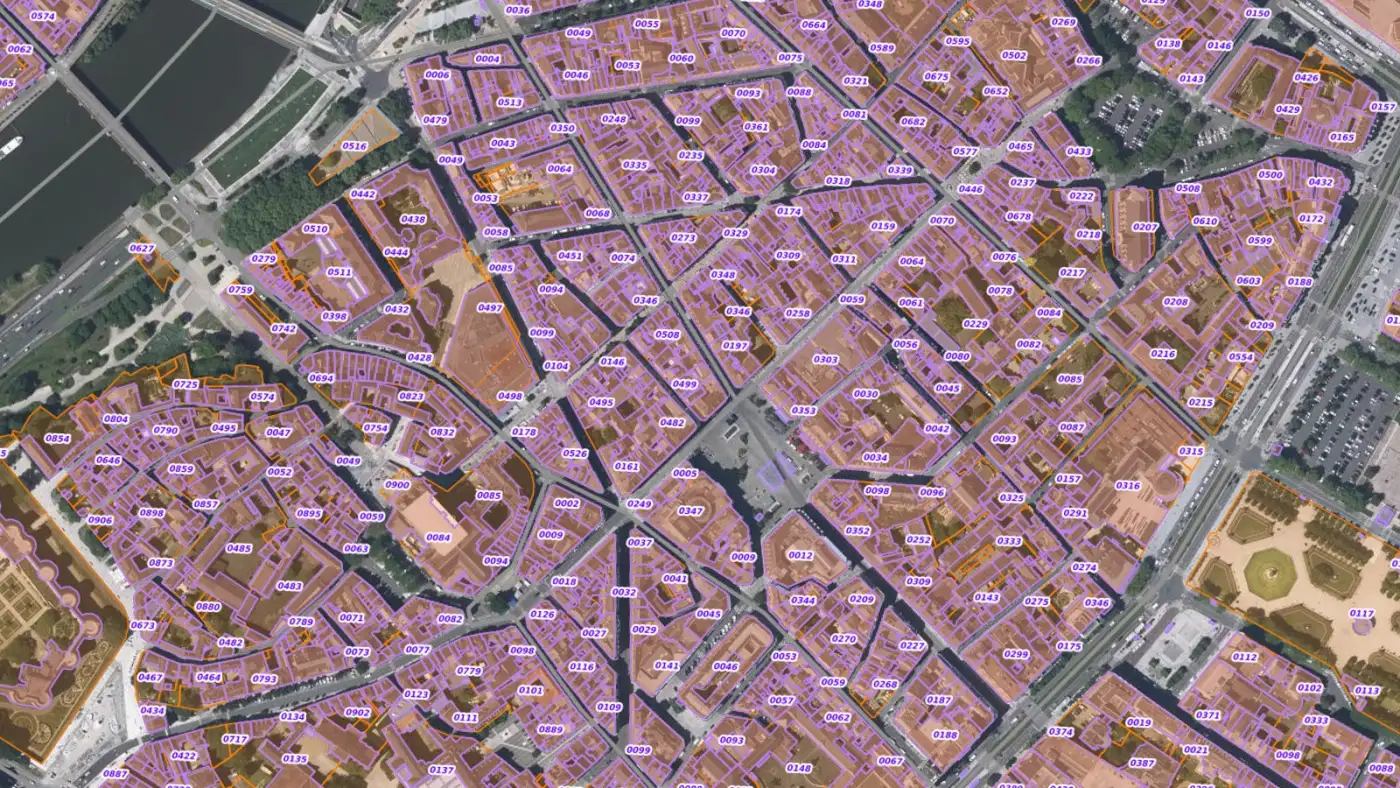 Le centre d'Angers sur l'orthophoto IGN, avec les parcelles du cadastre en violet et leurs numéros, chargés dans QGIS depuis le flux WMS de la Géoplateforme.