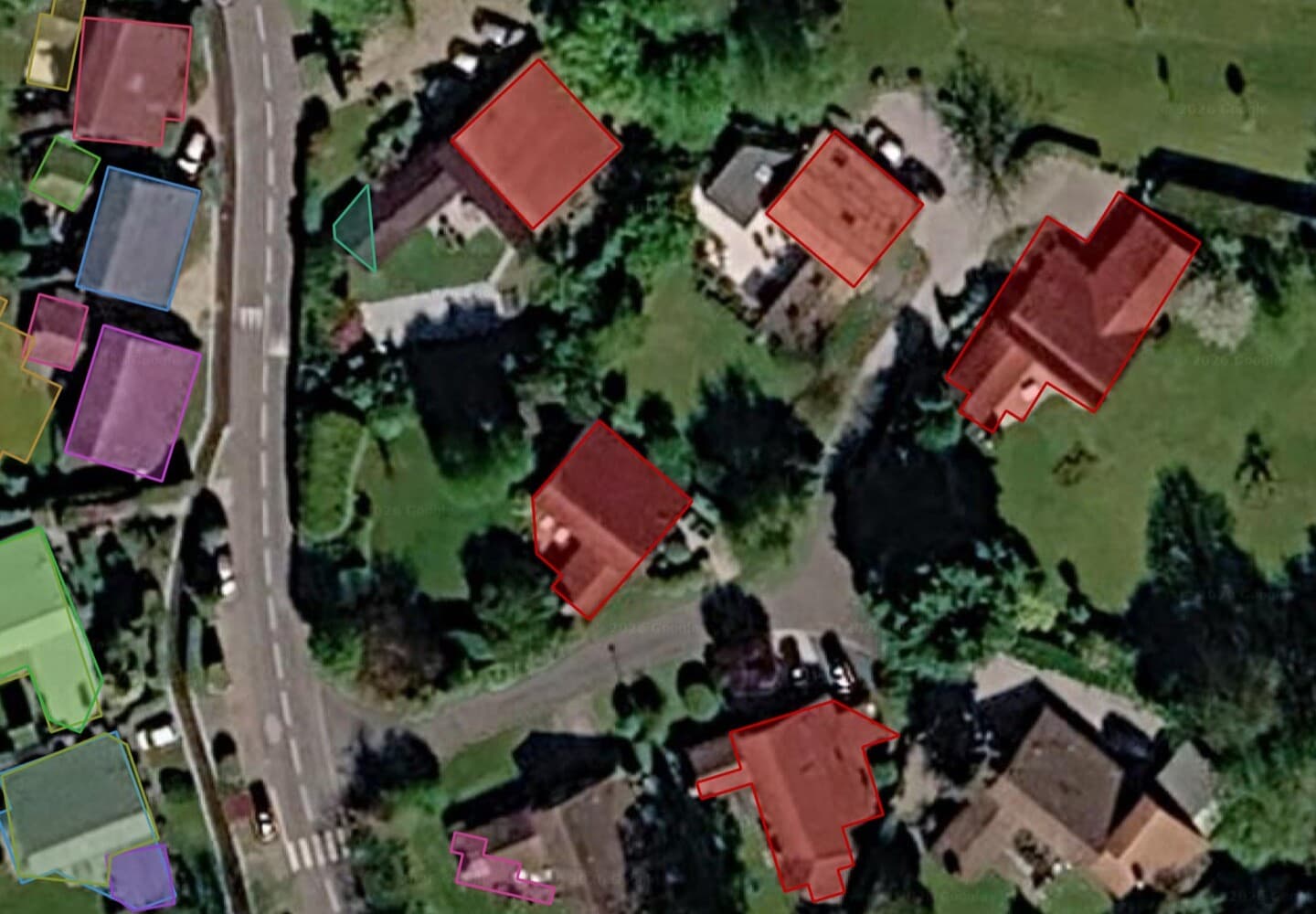 Jalan permukiman dilihat dari atas pada basemap Google Satellite di QGIS, dengan atap rumah bergaris merah dan terisi semi-transparan, setiap atap berupa poligon tersendiri, serta poligon dari proses sebelumnya berwarna biru, ungu, hijau, dan oranye di tepi kiri.