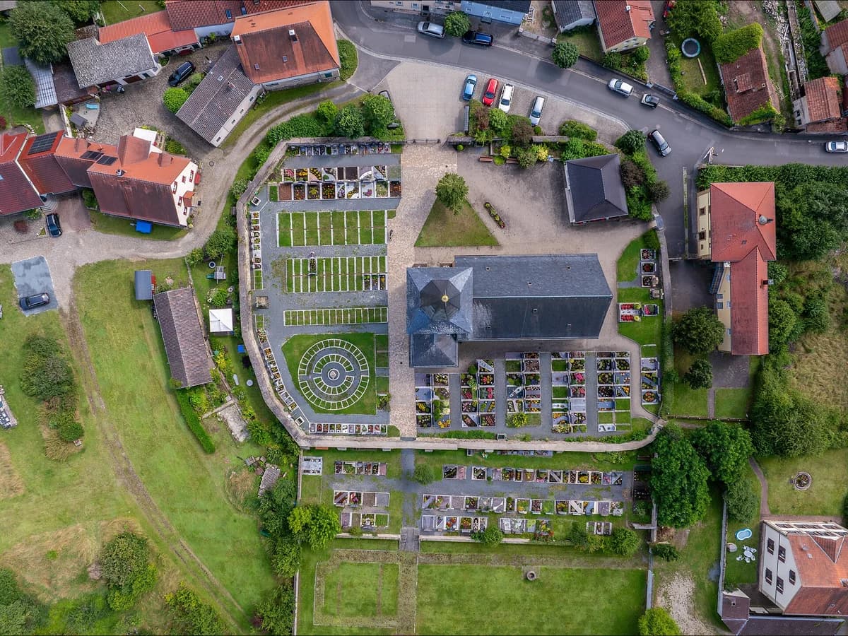 Photographie prise par drone à la verticale de l'église et du centre du village d'Ebing, en Bavière.