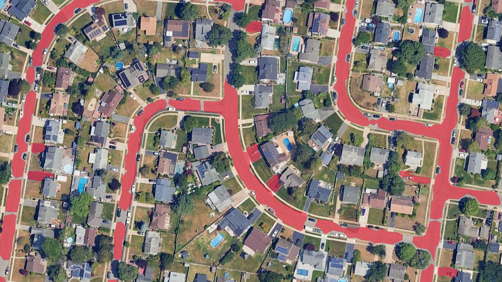Trzy panele tej samej podmiejskiej ulicy z powietrza: surowe zdjęcie satelitarne, oś OpenStreetMap poprowadzona przez środek oraz nawierzchnia wypełniona od krawężnika do krawężnika jako poligon.