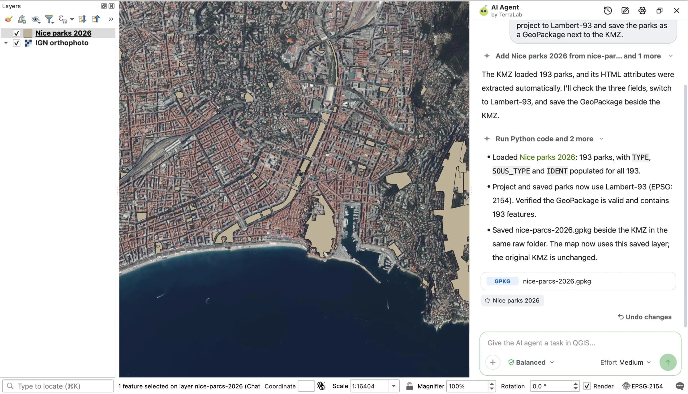 QGIS with the parks of central Nice in beige over an IGN aerial photo, the Layers panel showing Nice parks 2026, and the AI Agent panel reporting 193 parks with TYPE, SOUS_TYPE and IDENT filled, Lambert-93 and the saved nice-parcs-2026.gpkg. The status bar reads EPSG:2154.