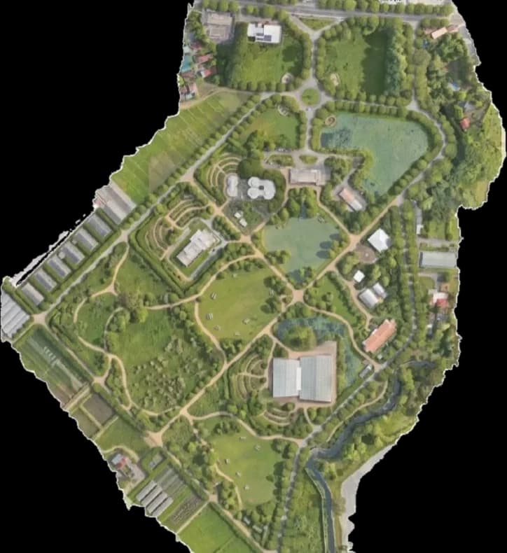 Permakultur-Designkonzept für den UPOU-Campus, über einem Drohnenorthofoto eingezeichnet: Pflanzbeete, Teiche, Wege und Gewächshäuser auf dem Gelände