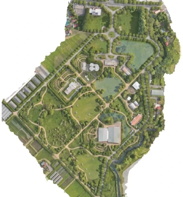 Concepto de diseño de permacultura para el campus de la UPOU, dibujado sobre una ortofoto tomada con dron: bancales de cultivo, estanques, senderos e invernaderos por todo el sitio