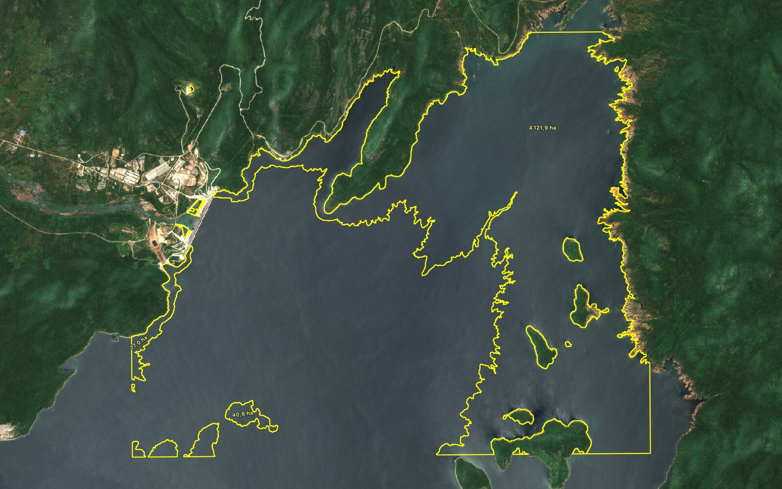 2020 年 10 月大坝场址的 Sentinel-2 真彩色影像,然后是 2026 年 9 月,新增水体以黄色勾勒 (after)