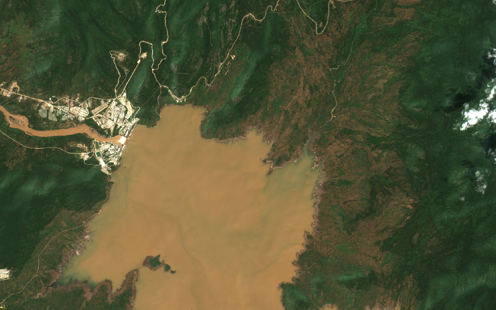 2020 年 10 月大坝场址的 Sentinel-2 真彩色影像,然后是 2026 年 9 月,新增水体以黄色勾勒 (before)