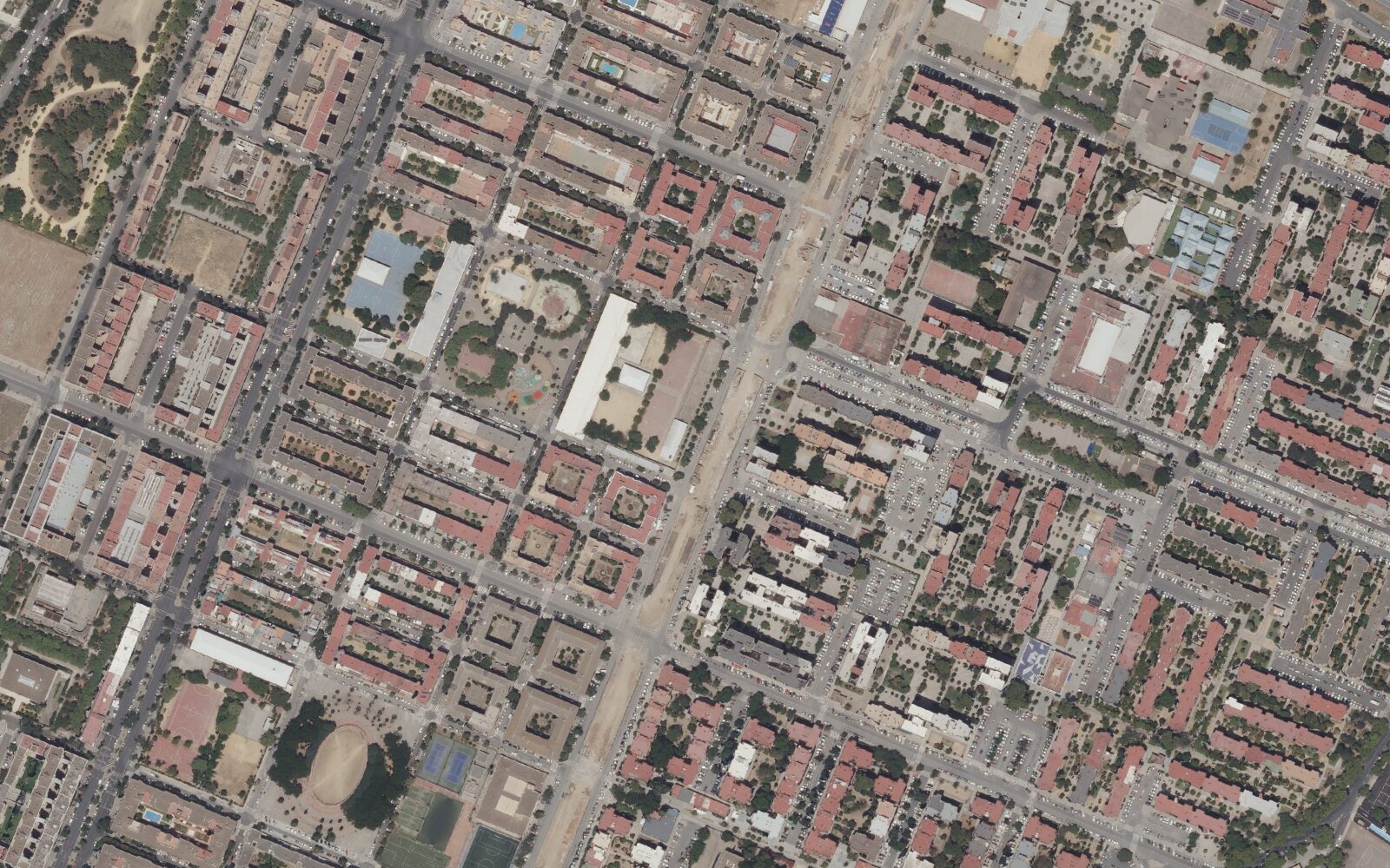塞维利亚一个住宅区的航拍照片,然后是同一张照片,检测到的建筑以黄色勾勒 (before)
