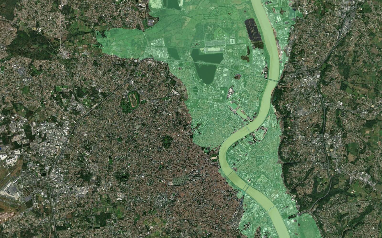 Satellitenbilder von Bordeaux, dann dieselbe Ansicht mit den offiziellen Hochwasserrisikogebieten entlang der Garonne (after)