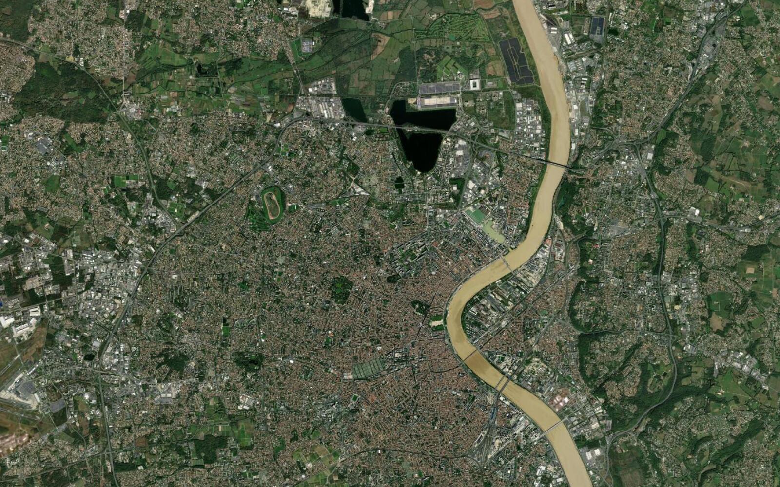 Satellitenbilder von Bordeaux, dann dieselbe Ansicht mit den offiziellen Hochwasserrisikogebieten entlang der Garonne (before)