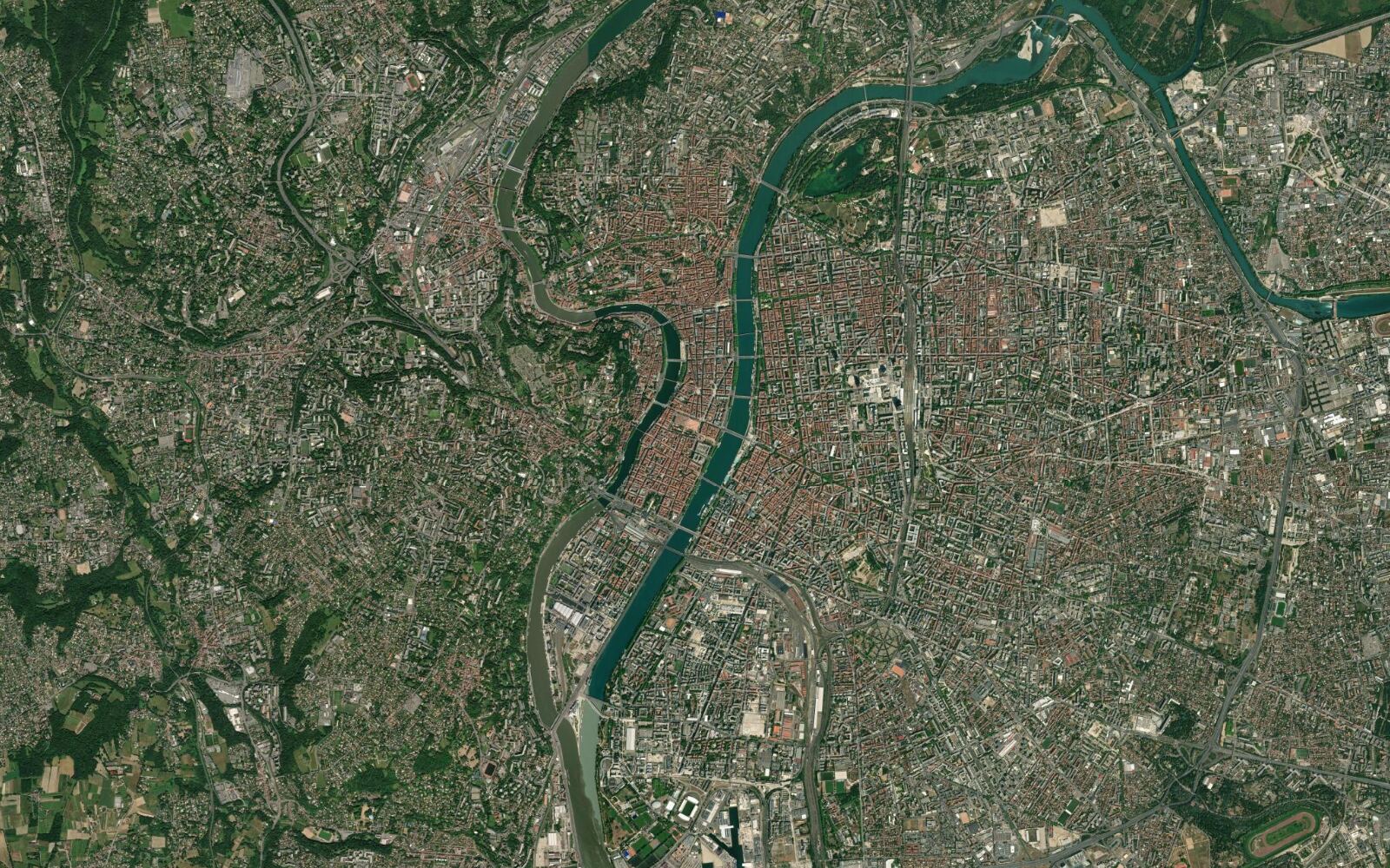 Satellitenbilder vom Zentrum Lyons, dann dieselbe Ansicht mit einer Heatmap der Restaurants und Cafés (before)