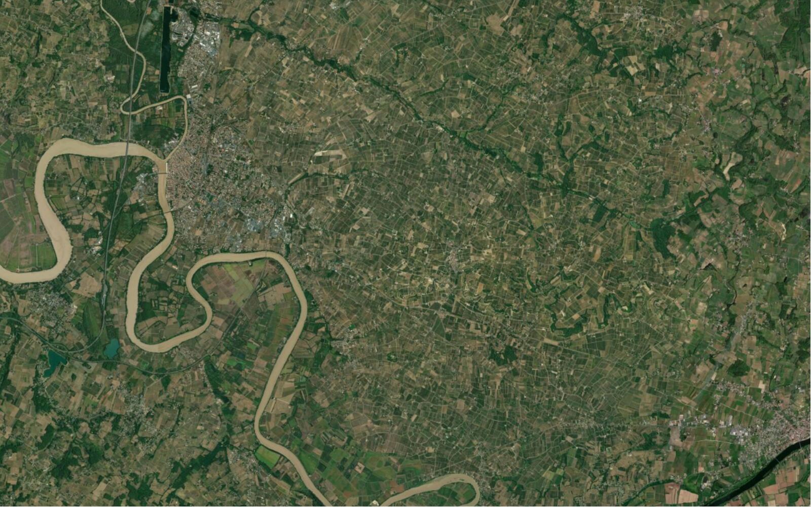 Satellitenbilder um Saint-Émilion, dann dieselbe Ansicht mit einem NDVI-Layer von Rot bis Grün (before)