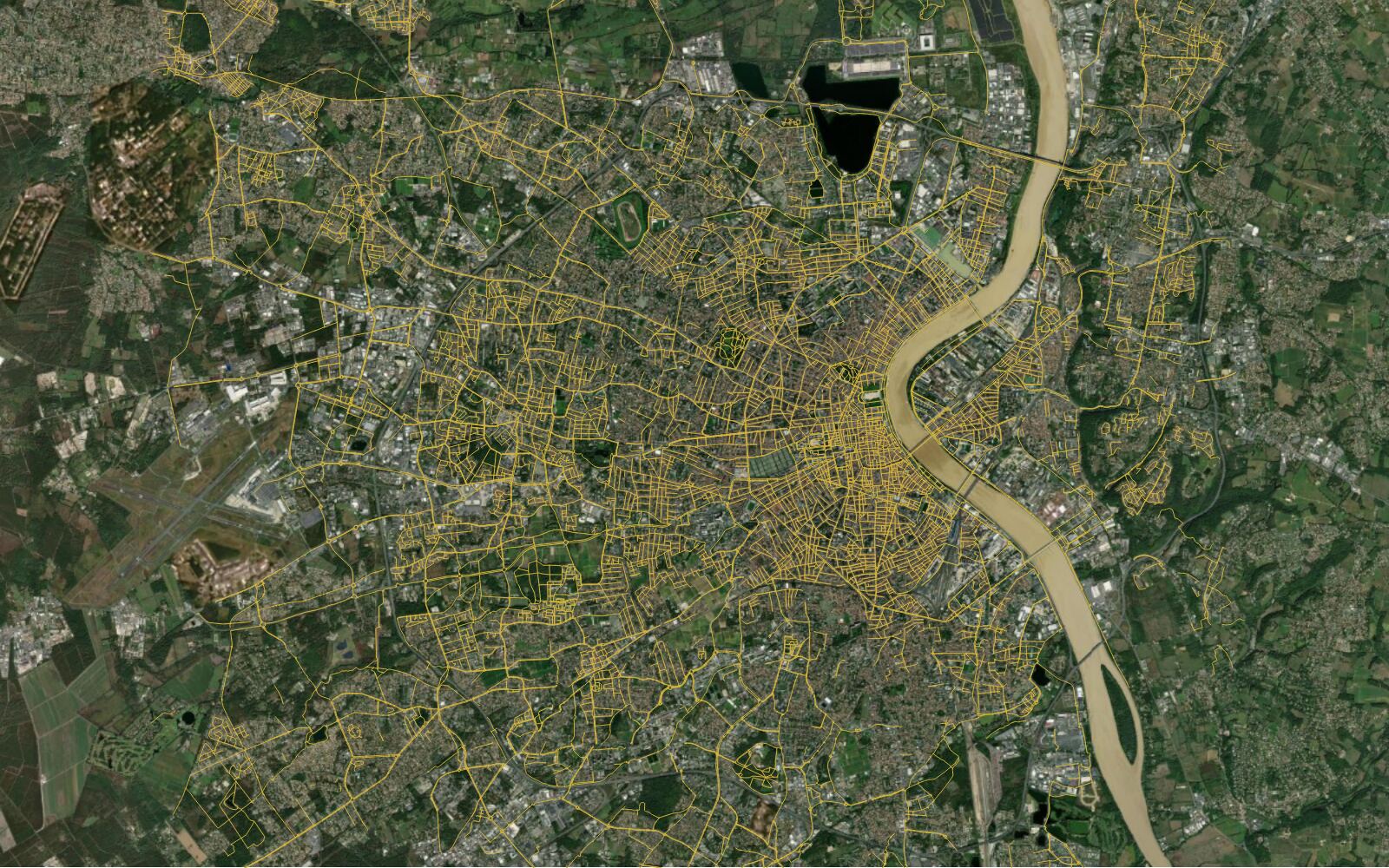 Satellitenbilder von Bordeaux, dann dieselbe Ansicht mit den Radwegen aus dem Open-Data-Portal von Bordeaux Métropole in Gelb (after)