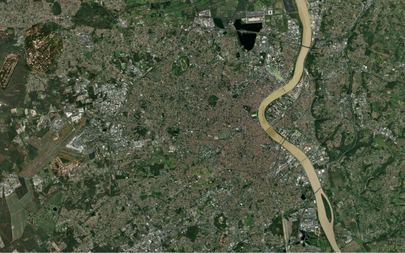 Satellitenbilder von Bordeaux, dann dieselbe Ansicht mit den Radwegen aus dem Open-Data-Portal von Bordeaux Métropole in Gelb (before)