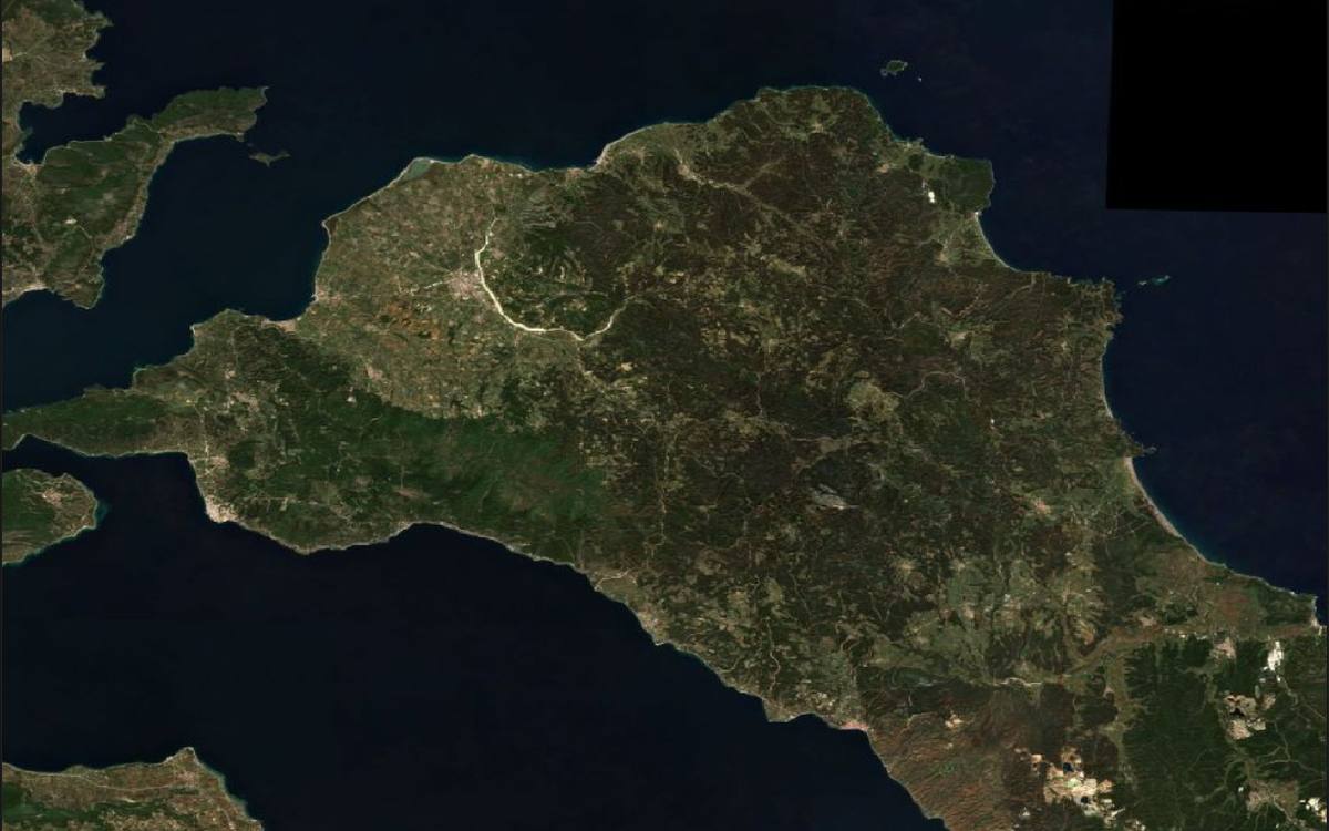 Satellite imagery of northern Evia, then the same view with burn severity in yellow, orange and dark red (before)