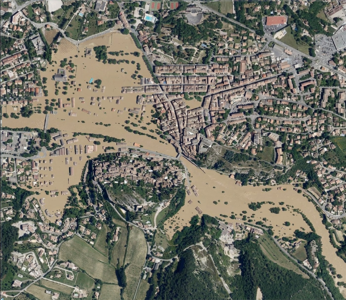 Aerial view of Vaison-la-Romaine, then the same view with a major flood filling only the low areas (after)