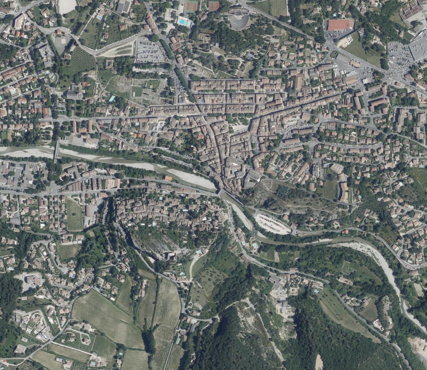 Aerial view of Vaison-la-Romaine, then the same view with a major flood filling only the low areas (before)
