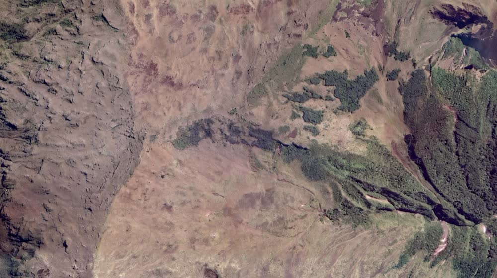 Una escena satelital parcialmente oculta por nubes y la misma escena con las nubes eliminadas (after)