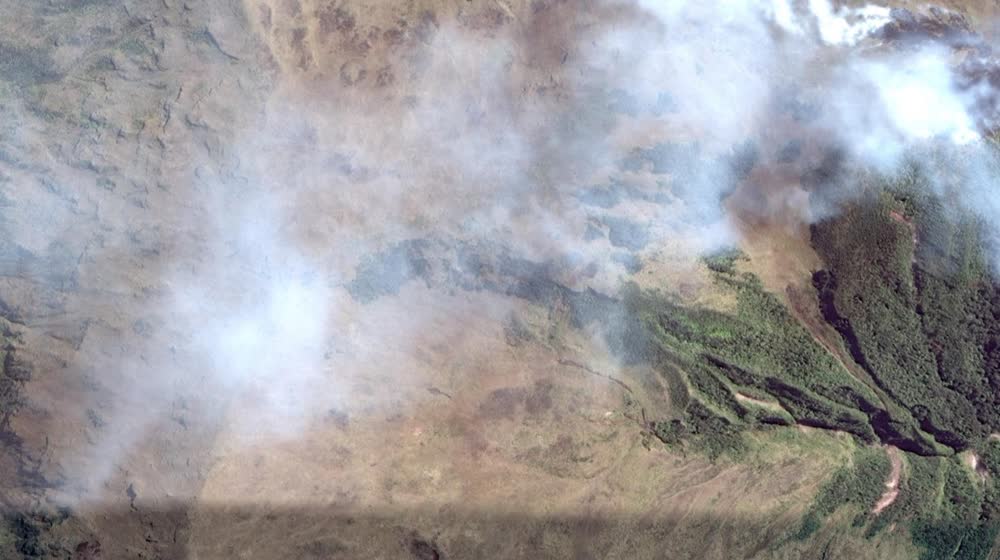 Una escena satelital parcialmente oculta por nubes y la misma escena con las nubes eliminadas (before)