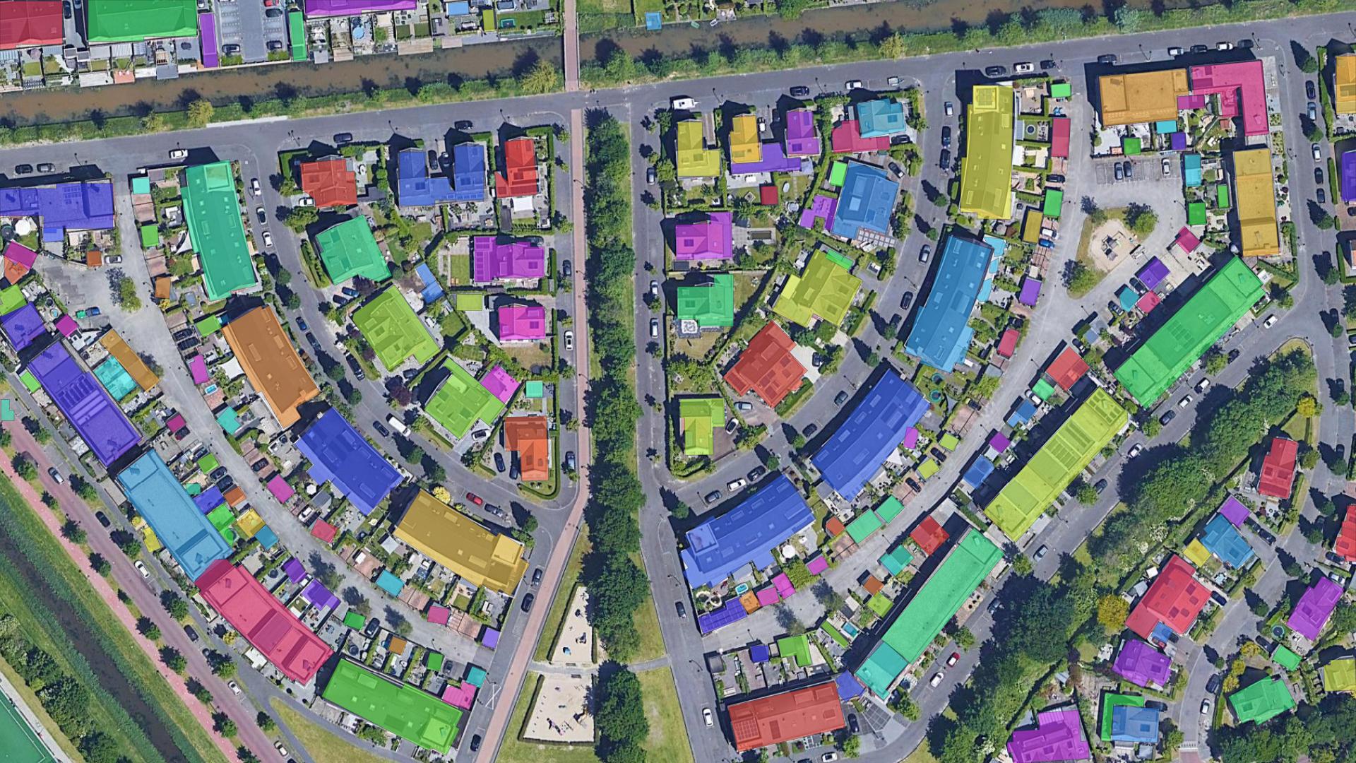 Imagem aérea de um bairro residencial. Depois, a mesma vista com cada edificação extraída preenchida com sua própria cor. (after)