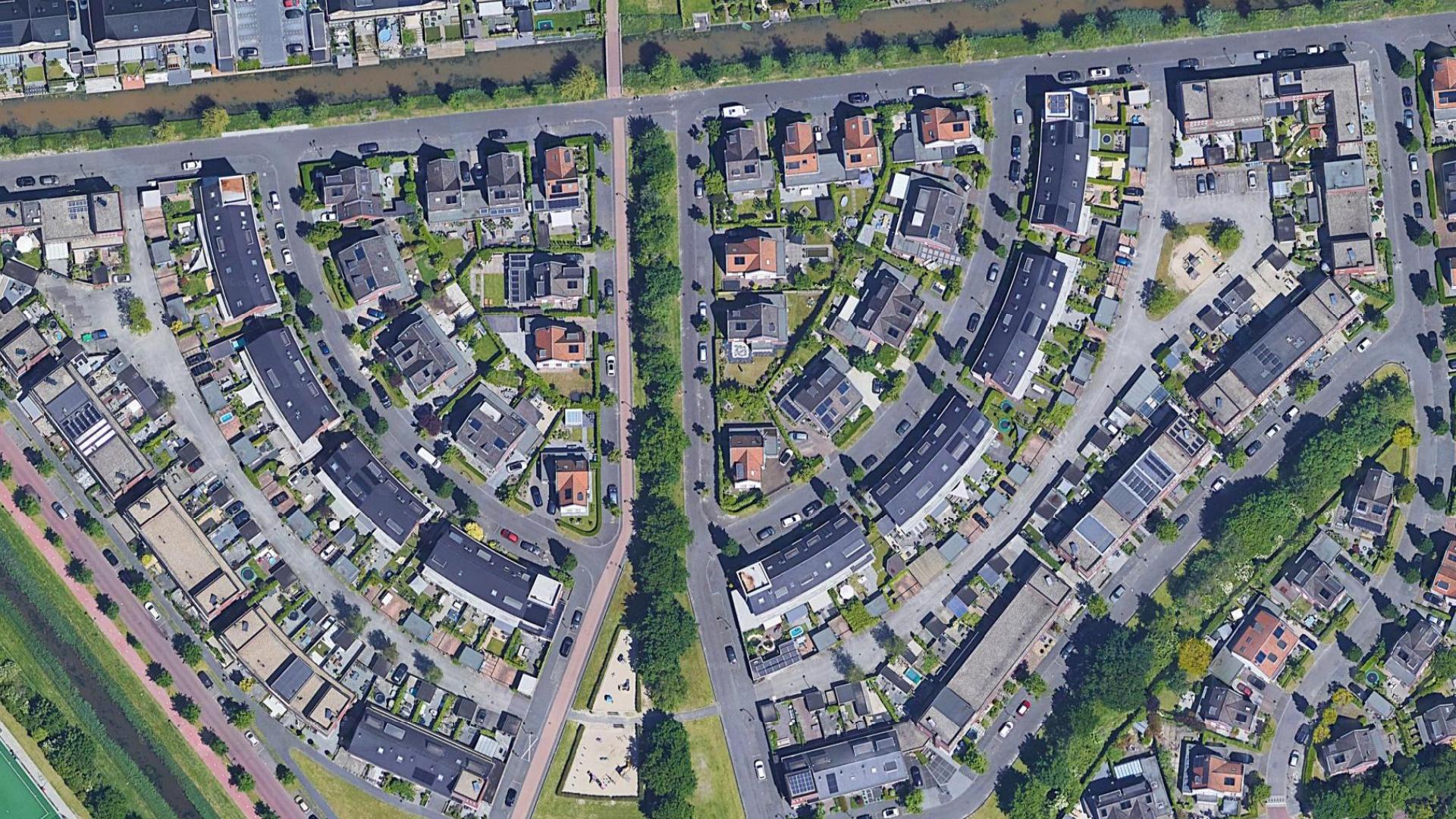 Imagem aérea de um bairro residencial. Depois, a mesma vista com cada edificação extraída preenchida com sua própria cor. (before)
