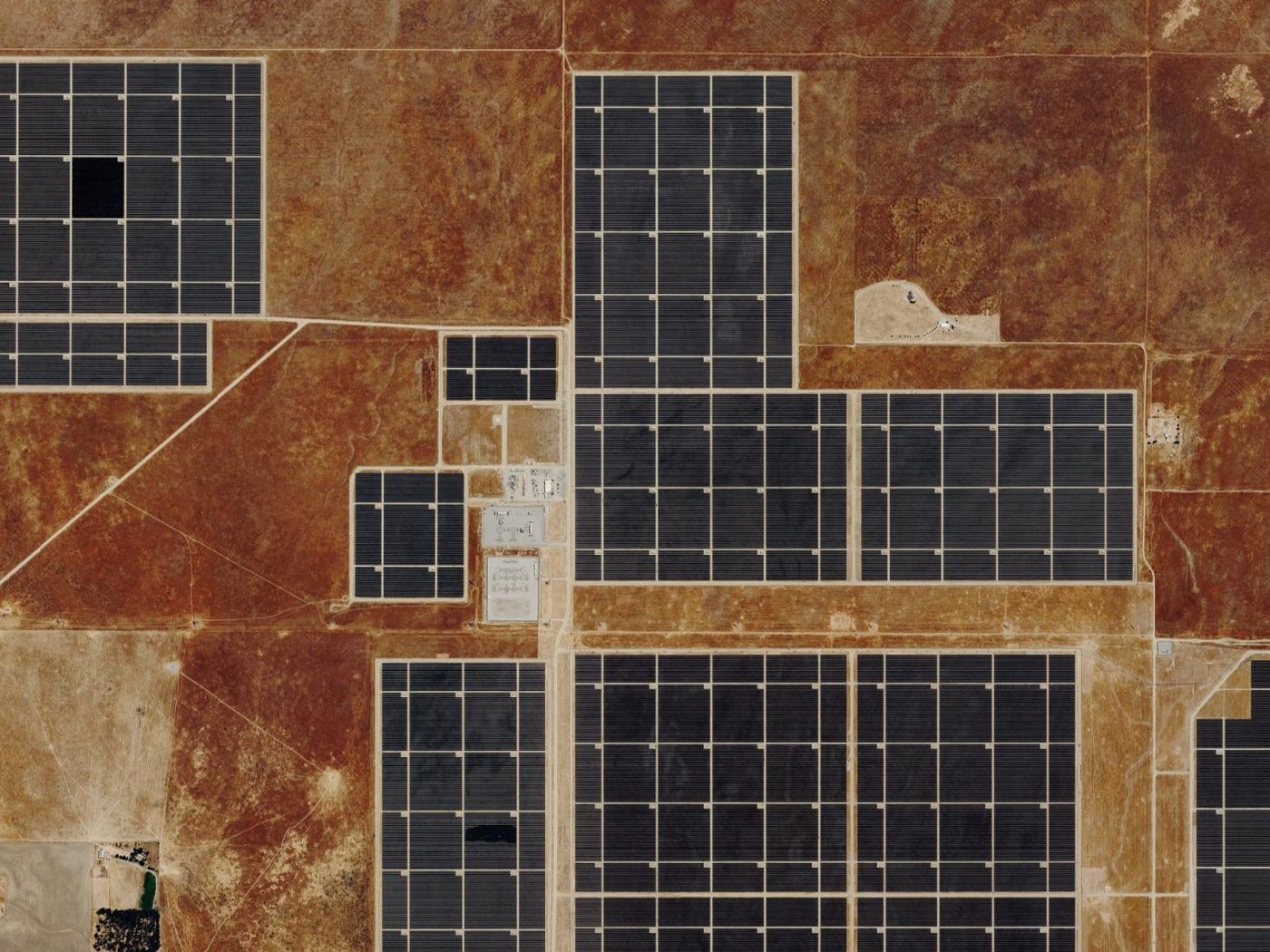 Filas de paneles de una planta solar antes y después de la detección automática (before)