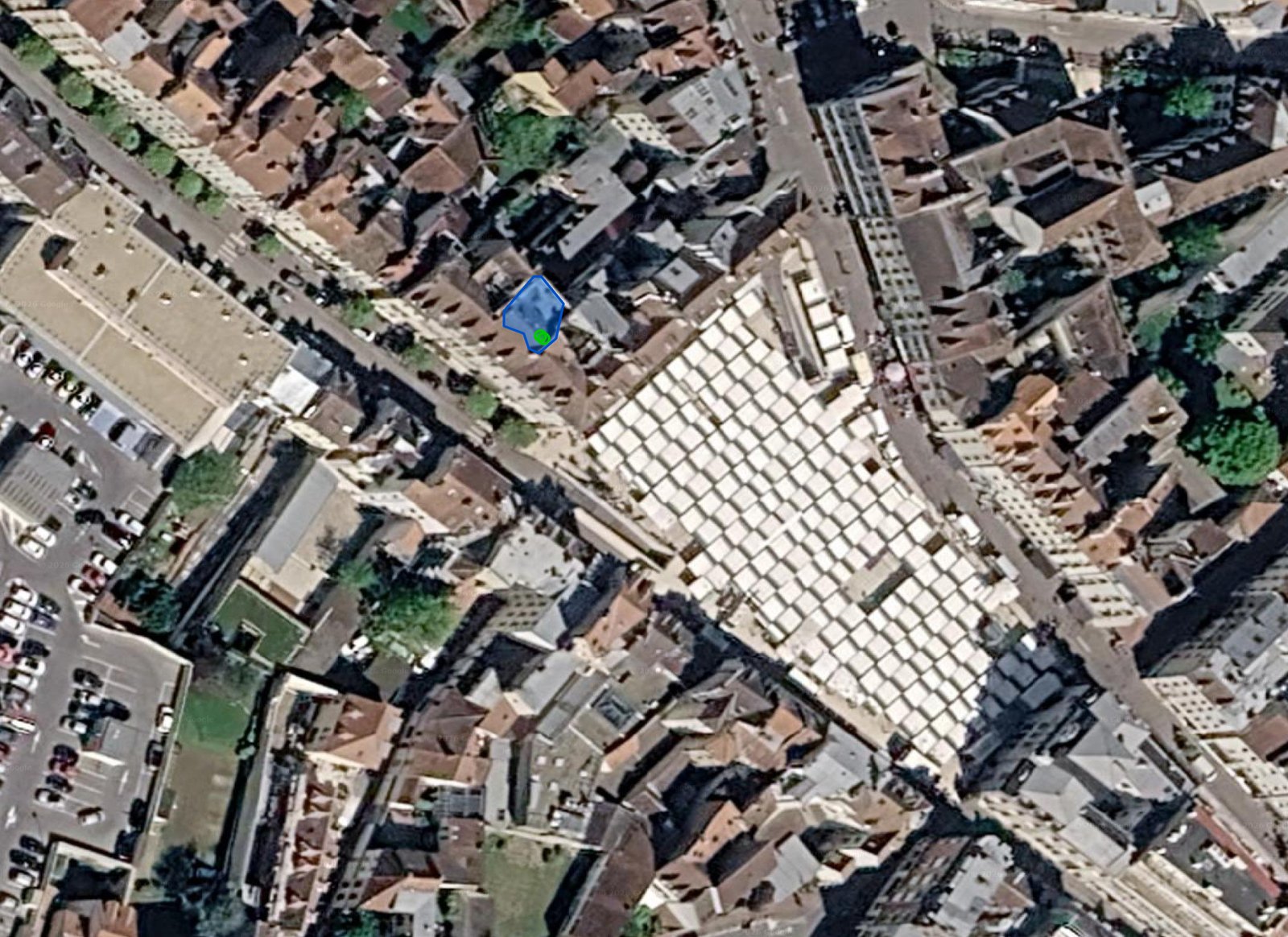 Manual mode: one click on a roof, one clean polygon outlined