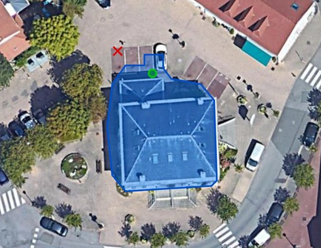 Un punto positivo conserva el edificio, un punto negativo excluye la plaza que abarcó de más