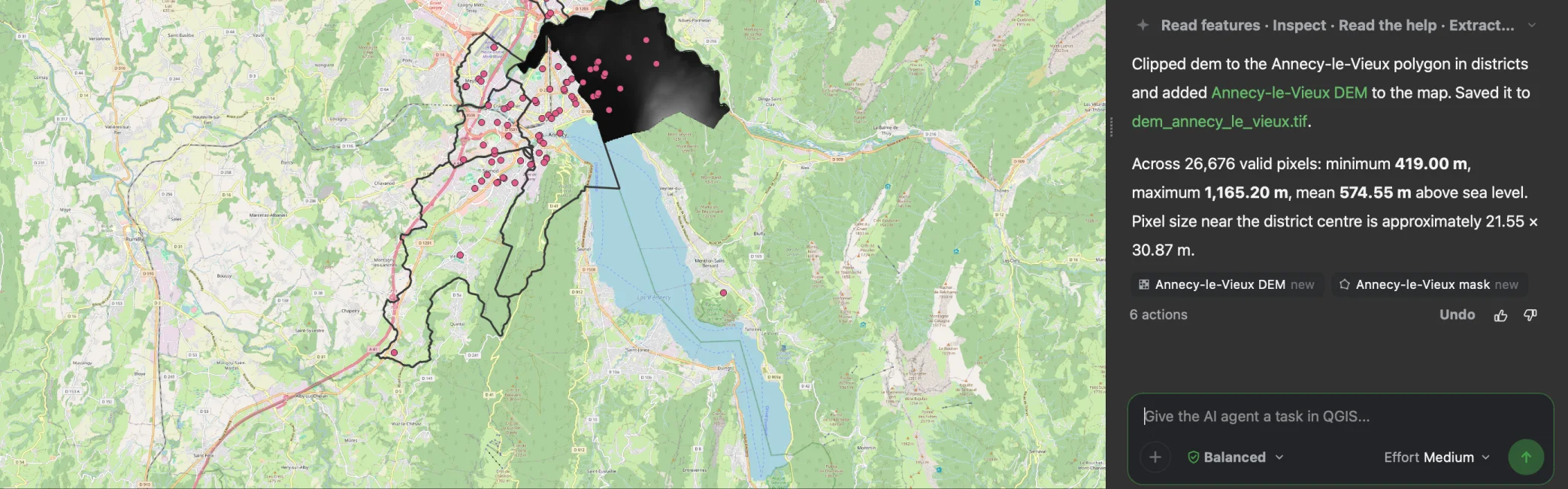 QGIS mit einer OpenStreetMap-Basiskarte von Annecy und seinem See. Der Stadtteil Annecy-le-Vieux ist aus dem Höhenmodell in Grautönen zugeschnitten, die Schulen sind rosa Punkte. Das Bedienfeld von AI Agent rechts meldet, dass es das DHM auf das Polygon Annecy-le-Vieux zugeschnitten und gespeichert hat, und nennt dann 26.676 gültige Pixel mit einem Minimum von 419,00 m, einem Maximum von 1.165,20 m und einem Mittelwert von 574,55 m, die beiden neuen Layer und 6 Aktionen.
