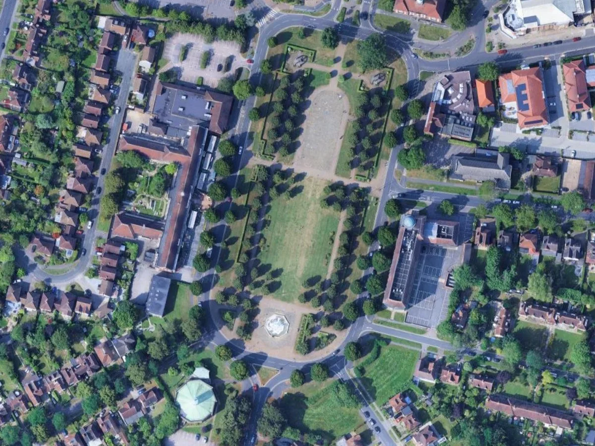 Image aérienne de Broadway Gardens à gauche, plan de masse coloré brillant du même îlot à droite (before)