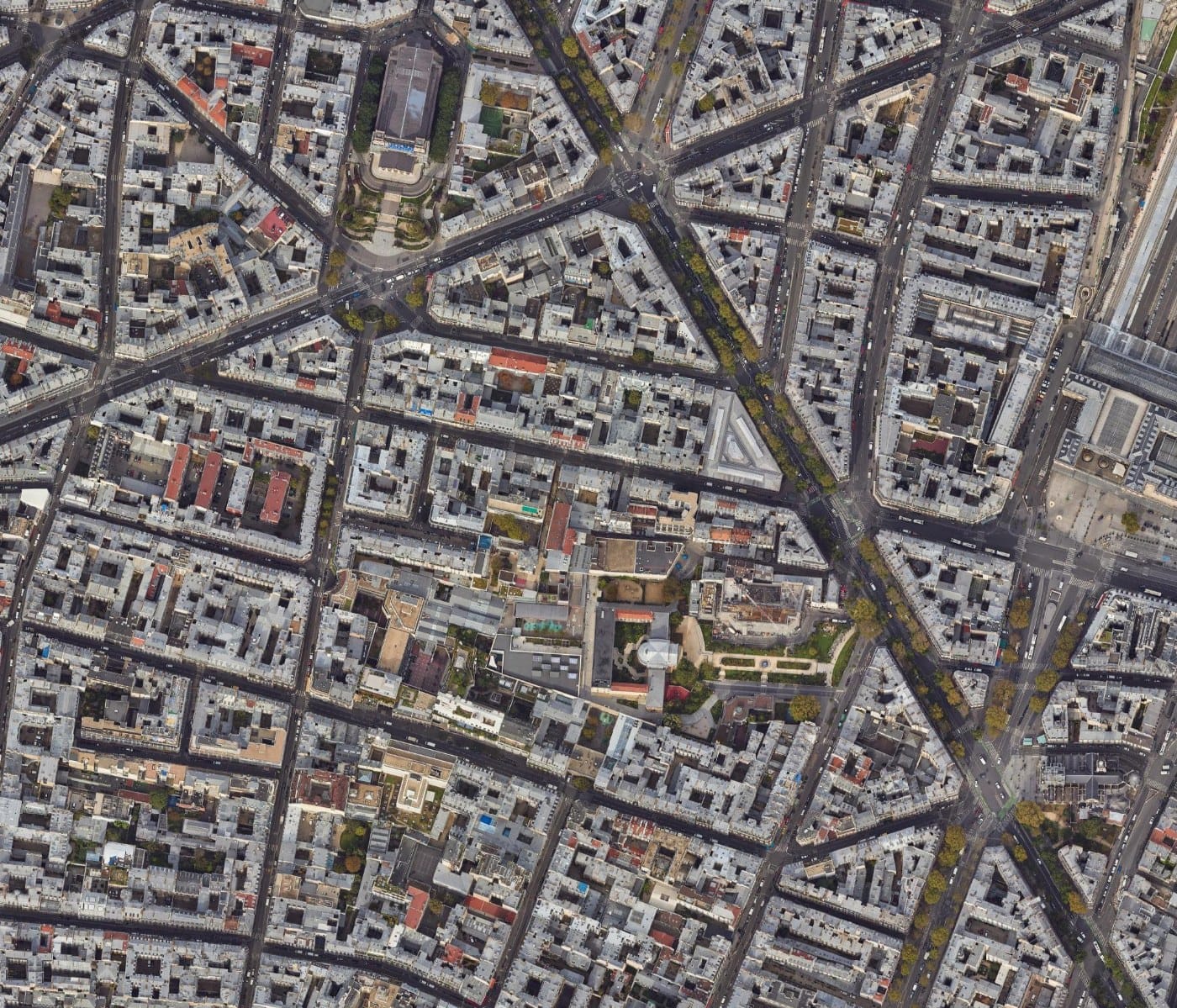 Aerial imagery of dense Parisian blocks with detected building polygons drawn over it