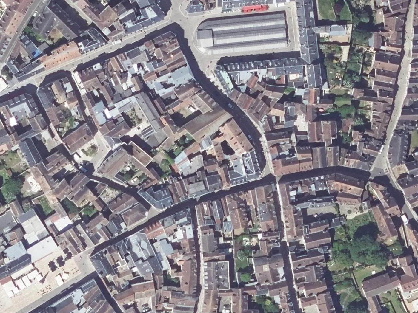 Orthophoto of the old town of Chartres around the covered market on the left, the AI Edit figure ground render of the same frame on the right, buildings in black on white (before)