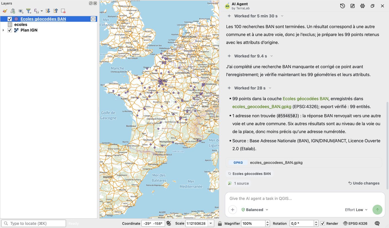 QGIS with the Plan IGN map of France and purple school points, and the AI Agent panel in French. The agent says the 100 BAN lookups are done, one result matched another town and another street so it was excluded, 99 points were saved to ecoles_geocodees_BAN.gpkg, six other results are at street level, and it credits the Base Adresse Nationale, Licence Ouverte 2.0.