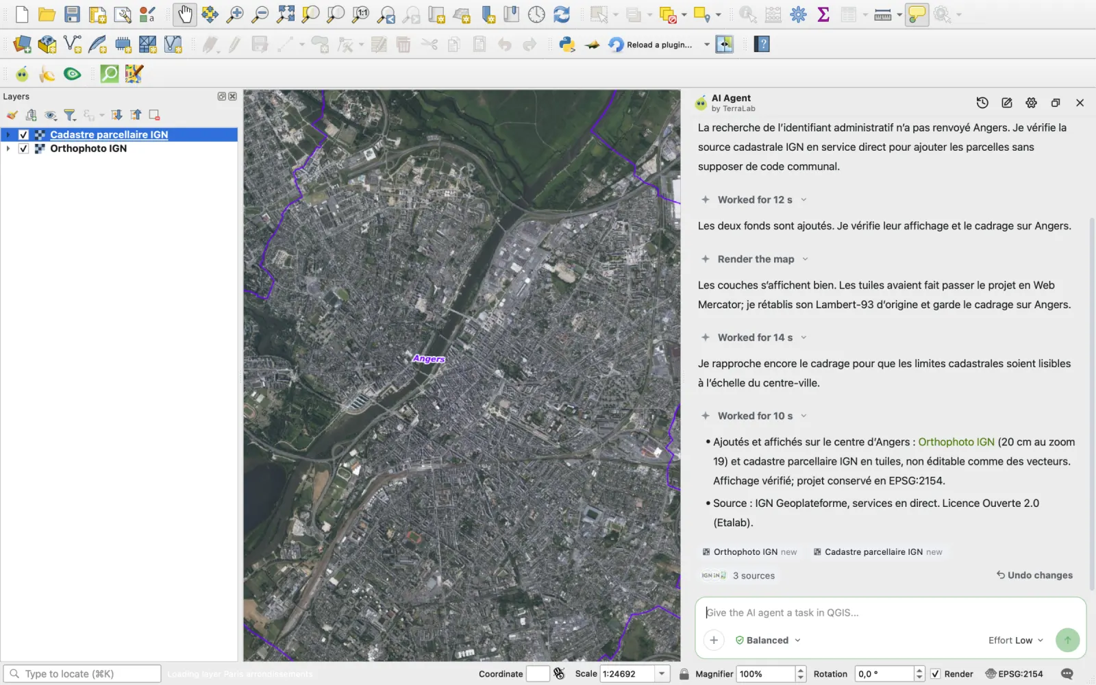 QGIS avec l'orthophoto IGN d'Angers et les limites du cadastre en violet, les couches Cadastre parcellaire IGN et Orthophoto IGN dans le panneau Couches. À droite, le panneau AI Agent : la demande Ajoute l'orthophoto IGN et le cadastre sur Angers, les étapes, puis la réponse qui indique l'orthophoto IGN à 20 cm au zoom 19, le cadastre en tuiles, le projet conservé en EPSG:2154 et la source IGN Géoplateforme sous Licence Ouverte 2.0.